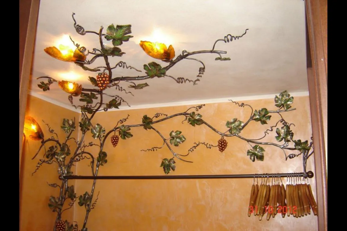 Lampadario in ferro battuto a forma di vigna.