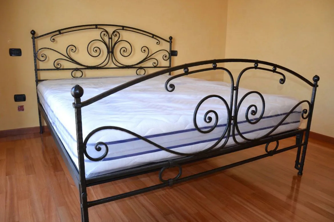 Testiera letto lavorata Tregnago