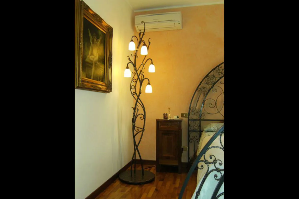 Lampada e letto in ferro