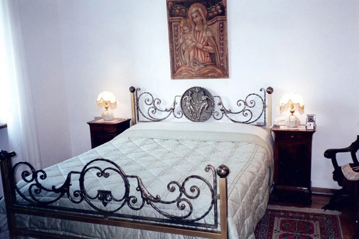 Letto in ferro decorato