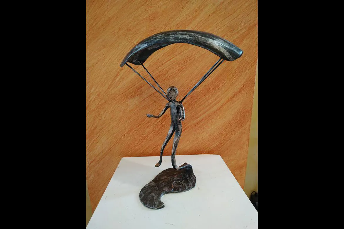 Scultura in ferro battuto raffigurante paracadutista in volo.