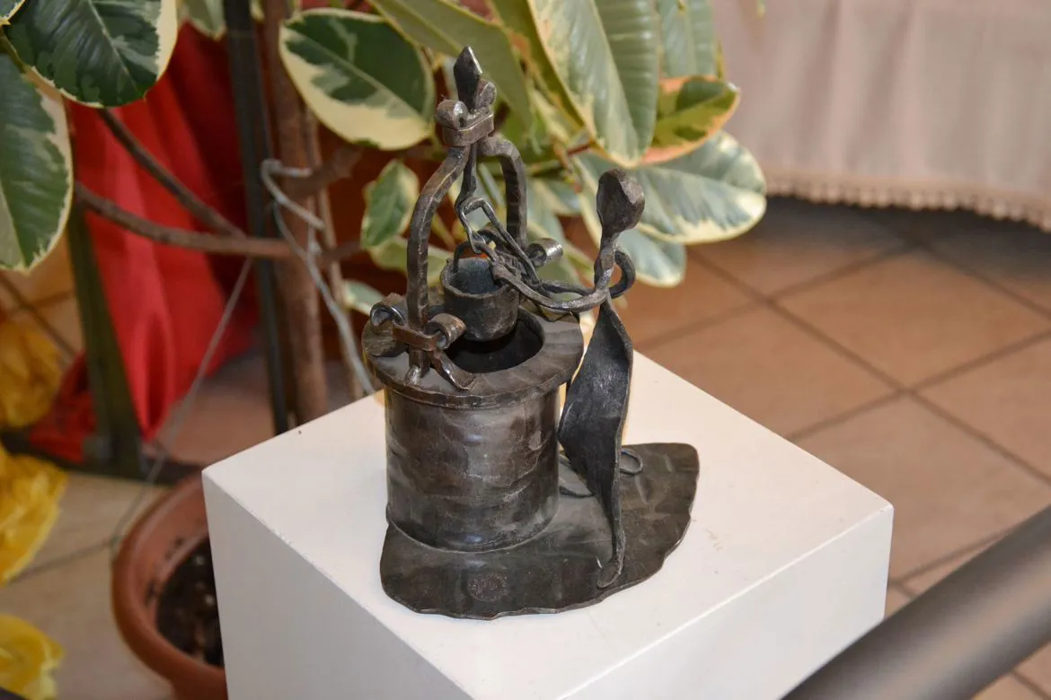 Scultura in ferro battuto di un pozzo.