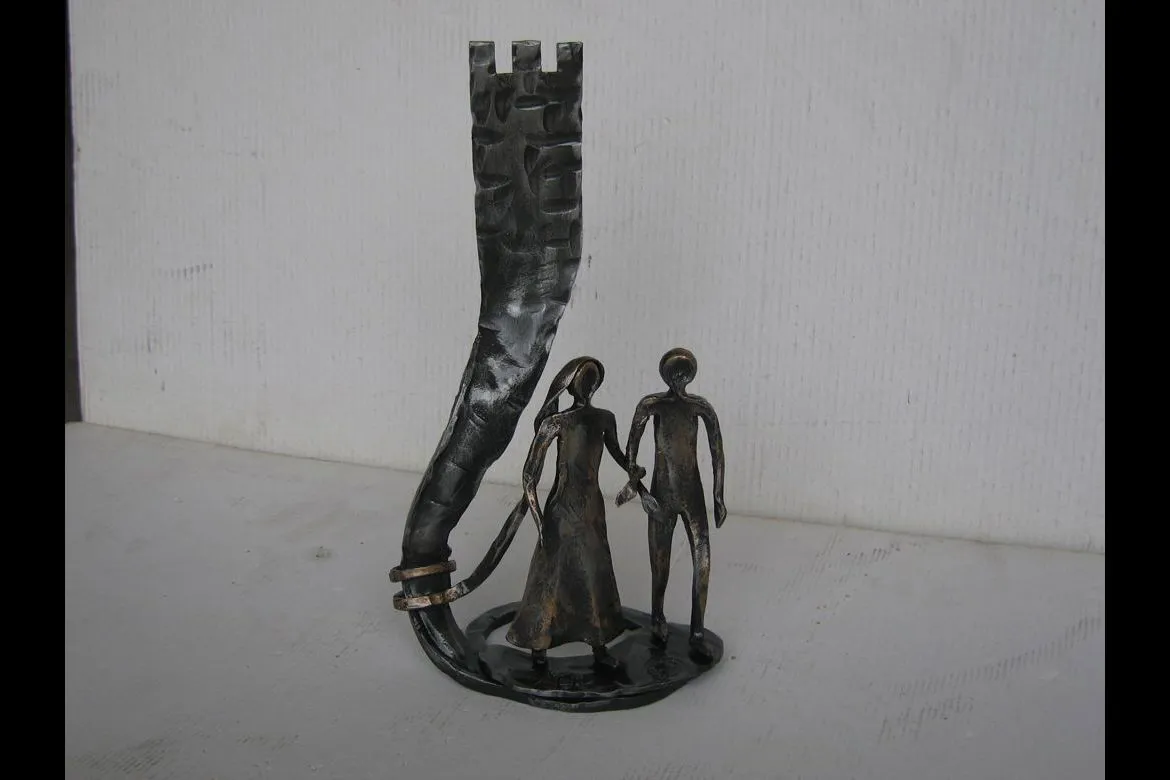 Scultura in ferro battuto dei due innamorati a passeggio.