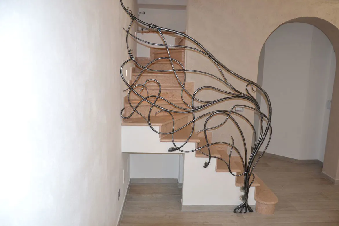 Ringhiera in ferro battuto forma di pianta.